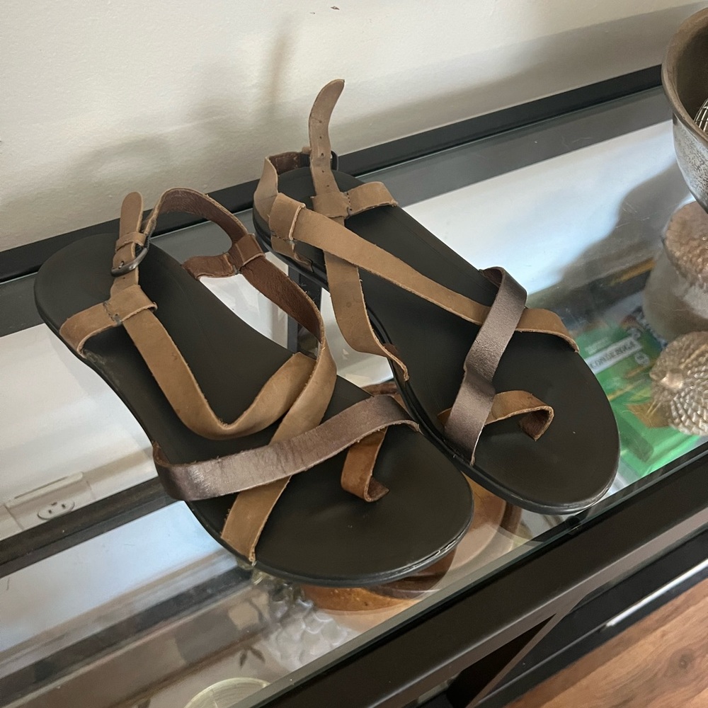 Olukai Womens 38 us 8 Upena metallic sandals